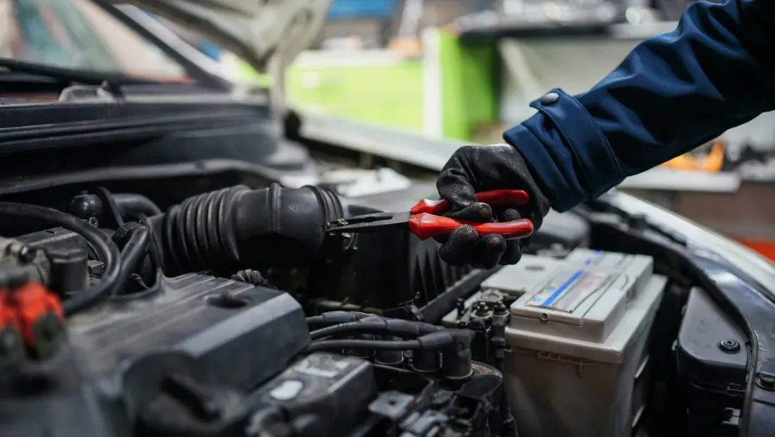 Beeld monteur Severs Automotive werkplaats